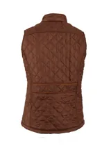 Chaleco beige capitoneado con cierre frontal y cuello de pana marrón.