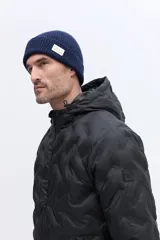 Campera de nylon matelaseada con capucha integrada, cierre frontal y diseño de costuras geométricas. Presenta un ajuste regular y es ideal para climas fríos.