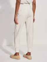 Pantalón de jogging color crema, de corte slim, con puños ajustados y cintura elástica. Confeccionado en tejido DoubleSoft®.