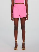 Short de vestir color rosa con cintura elastizada y pliegues frontales.