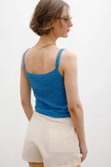 Top de punto calado color azul, sin mangas, con escote redondo y tirantes anchos.