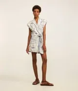 Mono corto de tricolina con estampado de cocoteros, cuello en V y lazo lateral.