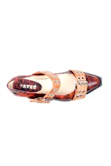 Zapato tipo Mary Jane de cuero con estampado de rosas y patrón de cuadros, con doble tira con hebillas metálicas y suela plana negra.