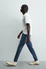 Jeans skinny cropped fit de corte ajustado y tiro medio, con diseño de cinco bolsillos y efecto lavado.