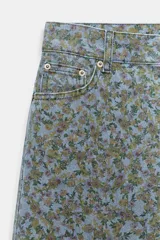 Jeans de tiro medio con corte barrel, confeccionados en denim con estampado floral integral. Presentan diseño de cinco bolsillos, cintura con trabillas y cierre frontal con cremallera y botón.