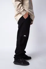 Pantalón cargo de jean con efecto lavado ácido en tono gris. Presenta bolsillos laterales tipo cargo, bolsillos frontales amplios y corte holgado.