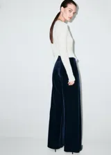 Pantalón wide leg de terciopelo color azul marino, de tiro medio y cintura con goma elástica sin cierre.