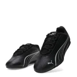 Championes Puma modelo Catch Soleil, color negro con detalles en plateado. Presentan un diseño estilizado y aerodinámico con el logo de la marca en el lateral y la puntera.