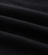 Bermuda masculina de sarga texturizada en color negro, con cintura elástica y ajuste mediante cordón. Presenta un corte regular, bolsillos laterales y un bolsillo trasero aplicado.