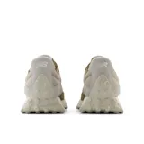 Championes urbanos New Balance modelo 327, color beige y marrón con detalles en blanco, confeccionados en gamuza y malla, con logo "N" característico en los laterales y suela con relieve inspirada en la zapatilla de trail 355.