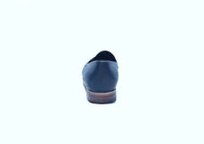 Mocasines de cuero plateado con acabado texturado, diseño clásico con costuras visibles y vira de suela natural cosida. Cuenta con taco plano de 2 cm y plantilla anatómica.