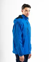 Campera outdoor de color azul, con forro interior de micropolar, capucha integrada, cierre frontal con tapeta de botones a presión, bolsillos laterales y en el pecho con cierre, y puños elásticos.