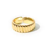 Anillo dorado con textura acanalada y abertura ajustable.