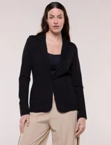 Blazer de silueta semientallada color negro, confeccionado en sastrería liviana con solapa muesca clásica, cierre frontal de un solo botón y bolsillos frontales.