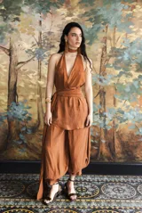 Pantalón terracota holgado de pierna amplia y volumen, con terminación más angosta en el bajo y cintura elástica.