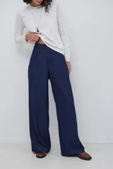 Pantalon de corte recto y pierna ancha, confeccionado en tejido tipo denim oscuro. Presenta tiro alto, cintura con cierre frontal y bolsillos laterales funcionales.