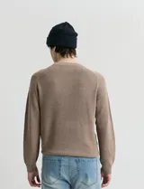 Sweater de punto inglés con escote redondo y mangas largas. Presenta cuello y puños terminados en punto canalé.