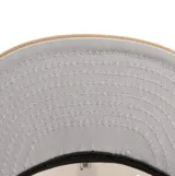 Gorra de visera plana New Era modelo 59Fifty, con cuerpo color crema y visera color tostado. Presenta el logo de los Boston Red Sox bordado en el frente en colores negro y tostado, y el logo de la marca en el lateral.