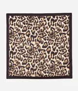 Pañuelo cuadrado de chiffon con estampado animal print de leopardo y borde liso en color negro.