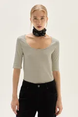 Remera de algodón a rayas horizontales finas, color crema y azul marino, con escote redondo amplio y mangas tres cuartos.