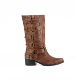 Bota de caña alta color marrón, confeccionada en cuero vacuno. Presenta un diseño estilo biker con múltiples tiras horizontales con hebillas metálicas, una correa adicional con argolla en el tobillo y un taco cuadrado de madera.