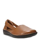 Sandalias casuales de cuero color tostado, con diseño cerrado en la puntera y talón, y aberturas laterales. Presentan costuras decorativas visibles en el borde de la suela y una suela plana de goma oscura.