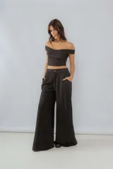 Top negro con escote bardot, diseño ajustado al cuerpo y corte crop.