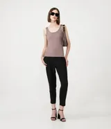 Blusa musculosa color gris claro, con escote en U y breteles anchos. Confeccionada en poliamida y poliéster.