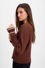Sweater de punto acanalado tipo morley, color chocolate, con cuello a la base y mangas largas con abertura para el pulgar.