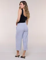 Pantalón crop de corte wide leg, de color celeste y blanco con patrón de rayas verticales, pretina ancha elastizada y bolsillos delanteros.
