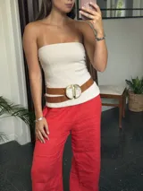 Cinturón tipo faja de cuero vacuno color marrón, con hebilla circular de bronce y detalle central de guampa.