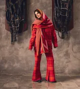 Bufanda grande de punto con estampa geométrica inspirada en diseños Navajo, en combinación de tonos azul, rojo y verde.