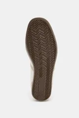 Zapatillas deportivas de mujer, estilo retro de bajo perfil, en tonos blanco hueso y beige claro. Presentan texturas mixtas en el cuerpo (piel granulada y gamuza) y un detalle en el talón de material rojo con textura de cocodrilo. La suela es de goma marrón oscura.