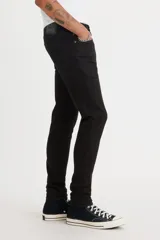 Pantalón de jean negro, corte skinny y tiro medio.