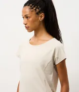 Remera deportiva de microfibra texturizada, color blanco, con cuello redondo, mangas cortas y recortes laterales.