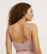 Soutien tipo top de lencería, color blanco, confeccionado en tejido seamless (sin costuras) con textura. Posee breteles finos ajustables y copa desmontable.