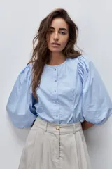 Camisa celesta de algodón con cuello mao, cierre frontal de botones y mangas abullonadas 3/4.
