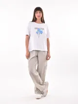Remera color ladrillo con estampado de olas y texto "Waves of Life" en blanco.