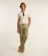 Polo de manga corta Marfinno con textura, cuello clásico y cierre frontal con botones. Presenta un corte cómodo y diseño minimalista.