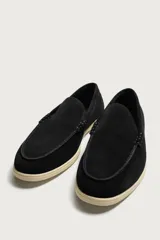 Mocasín casual de hombre confeccionado en piel con acabado serraje en color beige, con detalle de bordón en el empeine y suela fina al tono.