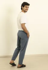 Pantalon de corte relaxed fit, confeccionado en una mezcla de lino y algodón. Presenta cintura elástica con cordón ajustable, bolsillos frontales y bolsillos traseros.