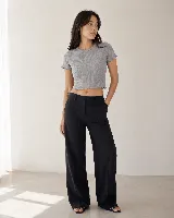 Remera de morley de algodón, color gris, de corte ajustado y estilo crop top, con mangas cortas y terminaciones con borde fruncido.