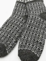 Medias de lana gruesa con diseño geométrico en azul marino y blanco.