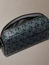 Bandolera Calvin Klein con estampado de monograma CK integral, correa ajustable y cierre con cremallera.