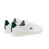 Championes Lacoste Carnaby Pro de cuero blanco con logo de cocodrilo verde bordado en el lateral y detalle en verde oscuro en el talón.