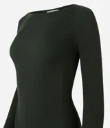 Vestido midi de punto acanalado de la marca Marfinno, color negro, de corte ajustado, con cuello barco y mangas largas.