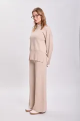 Sweater de punto color beige, con cuello alto y mangas largas.