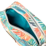 Bandolera rectangular Extra Large con estampado tropical de hojas en tonos naranja, turquesa y blanco. Cuenta con correa regulable de cuero sintético blanco, cierre superior y placa metálica con logo de la marca en el frente.