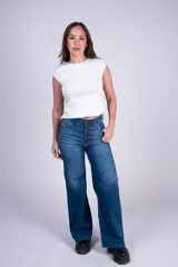 Jean wide leg de tiro alto en color azul, con cierre frontal de cinco botones, bolsillos clásicos y corte extraholgado desde el muslo hasta el bajo.