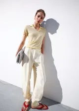 Buzo de punto en mezcla de lyocell y seda, color amarillo claro, de diseño recto, manga corta y cuello polo.